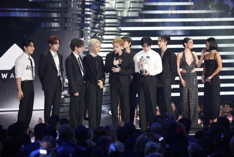 Stray Kids reciben el premio al mejor video de K-pop por "S-Class" en los en los Premios MTV a los Videos Musicales el martes 12 de septiembre de 2023 en el Prudential Center en Newark, Nueva Jersey. (Foto Charles Sykes/Invision/AP)