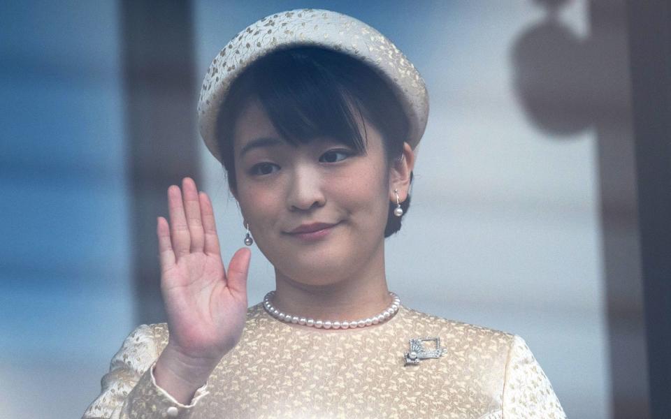 Genau unter die Lupe genommen wird derzeit die Familie von Kei Komuro, dem Verlobten der japanischen Prinzessin Mako. Ungeklärte finanzielle Angelegenheiten sollen der Grund sein, warum die Hochzeit auf unbestimmte Zeit verschoben wurde. Die Nichte des Kaisers würde bei ihrer unstandesgemäßen Hochzeit übrigens ihre Privilegien verlieren. (Bild: Carl Court/Getty Images)