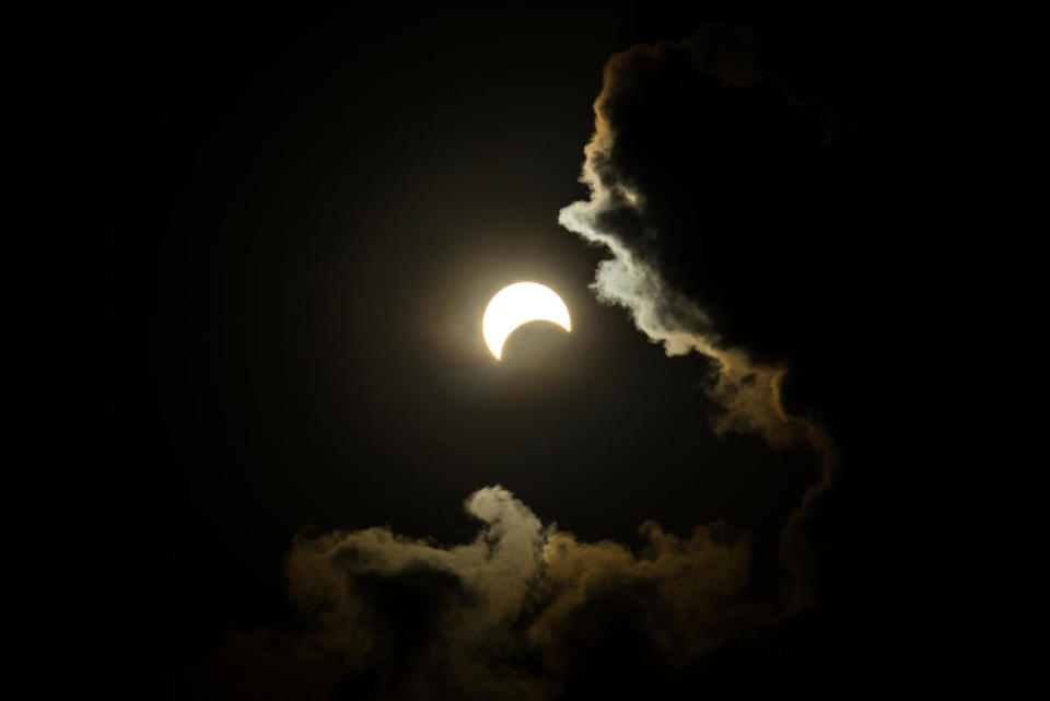 Eclipse solar parcial del 14 de octubre de 2023 durante la puesta de sol visto desde Natal, una ciudad de Brasil. (dabldy vía Getty Images)
