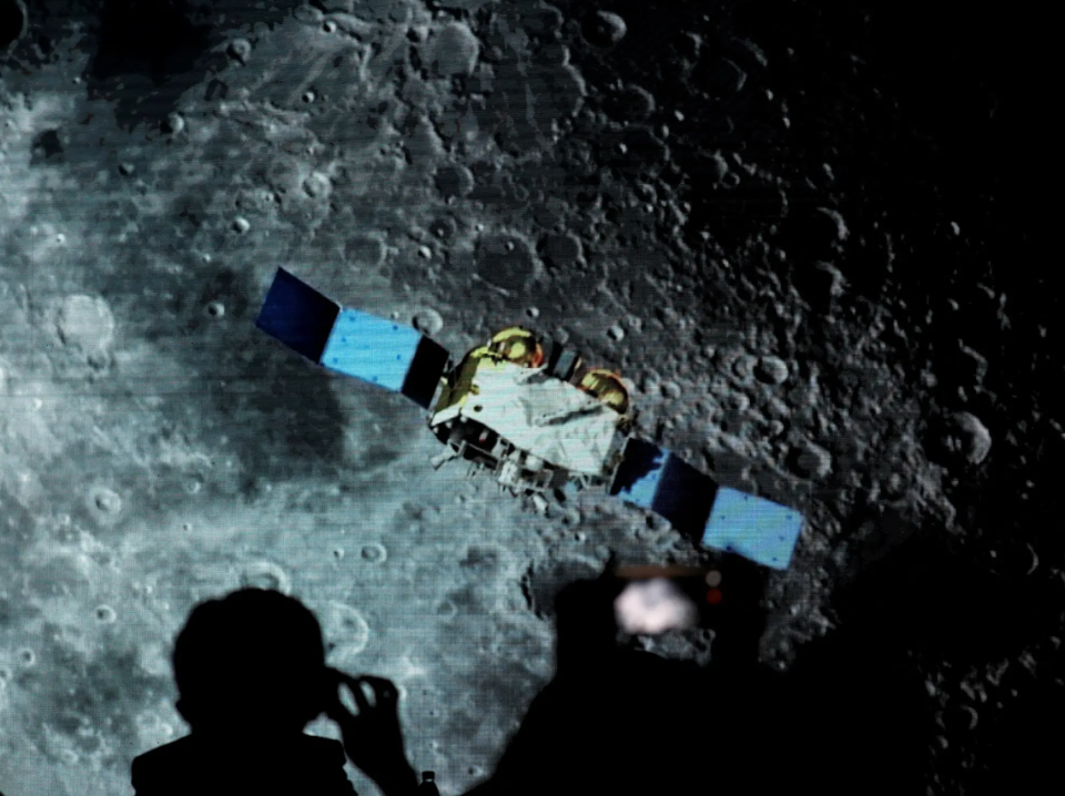 Auf einem Bildschirm werden während einer Veranstaltung in Peking Aufnahmen von Chang'e-5, Chinas Mission zur Rückführung von Mondproben, gezeigt. - Copyright: Reuters
