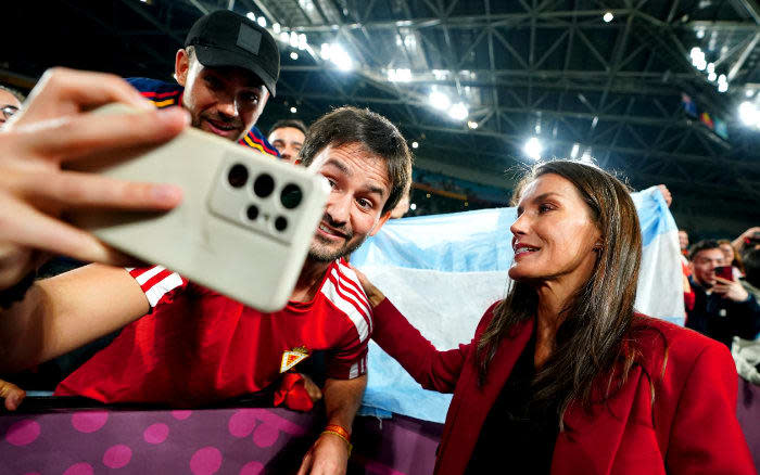 Doña Letizia con un aficionado al fútbol