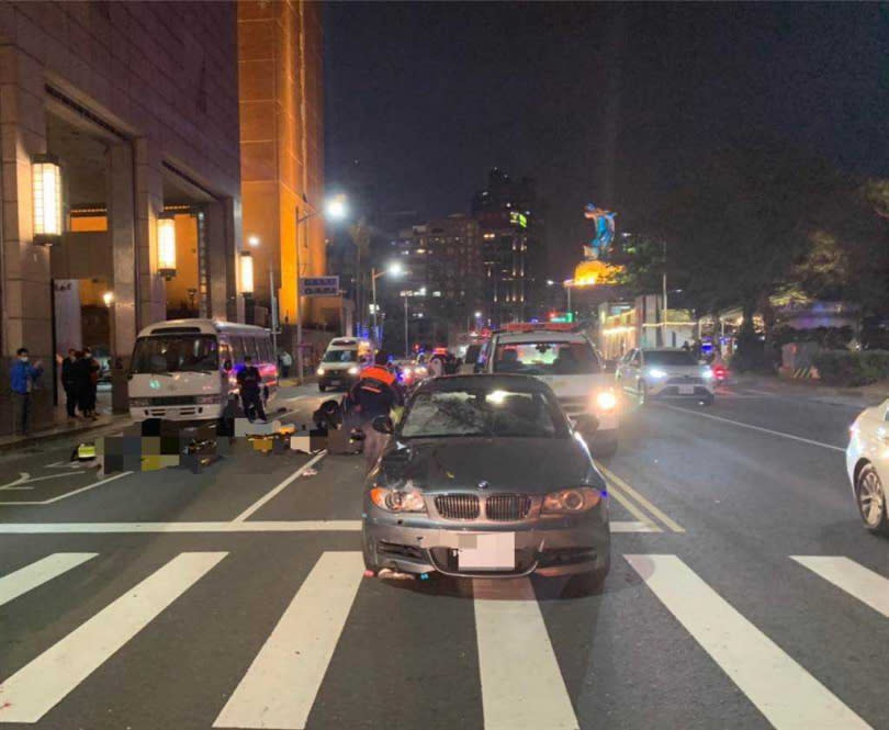 高市前金區河東路26日晚間發生一起車禍，BMW車主酒駕在路口衝撞路人，造成一家四口受傷，母親不治。（圖／翻攝照片）