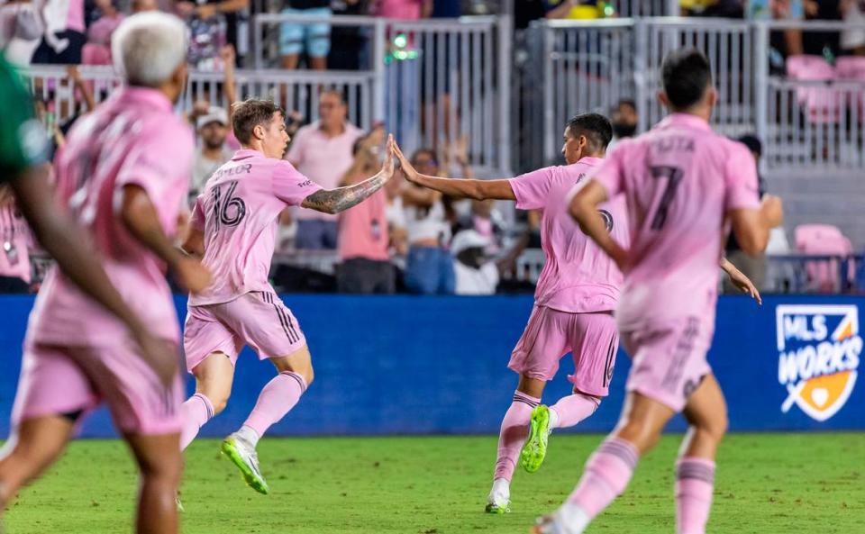 Tomás Avilés (6) celebra con Robert Taylor (16) después de anotar el gol del empate para el Inter Miami contra el New York City, el sábado 30 de septiembre de 2023 en Fort Lauderdale.