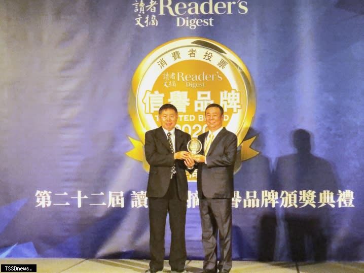 台灣中油油銷事業部零售室主任廖宜聰（左）代表受獎。