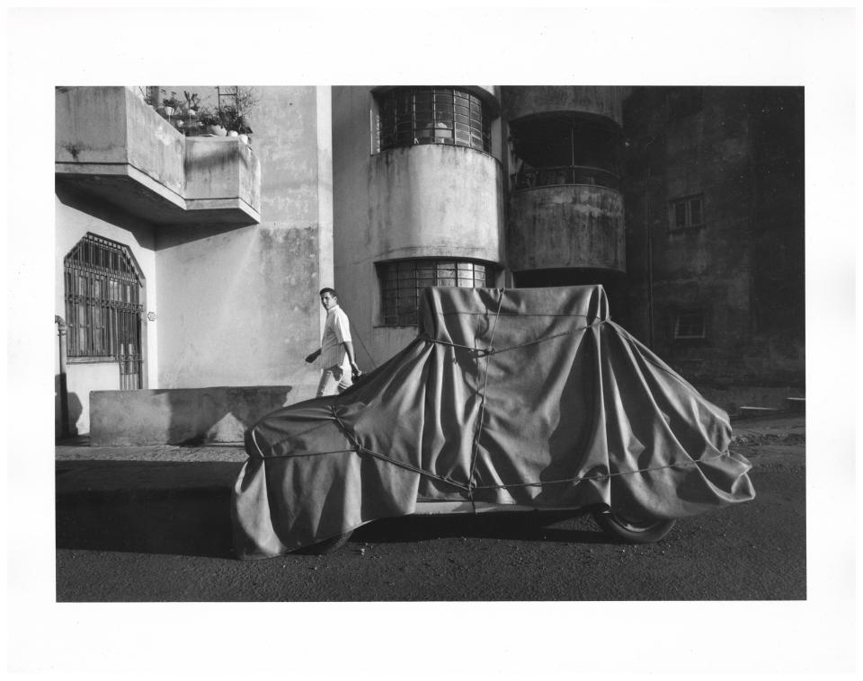 Randy Batista, “Envuelto (Underwraps),” Havana, 1999, Silver gelatin print.