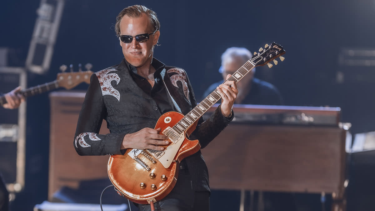  Joe Bonamassa performs live 