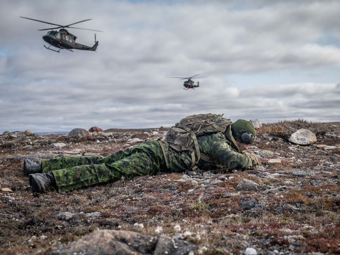 Members from 408 Tactical Helicopter Squadron and 2nd Battalion, Royal 22e Regiment conduct air mobile drills with the CH-146 Griffon helicopter during the Operation Nanook-Nunakput that took place in Cambridge Bay, Nunavut, in August 2019. (Melissa Gloude - image credit)