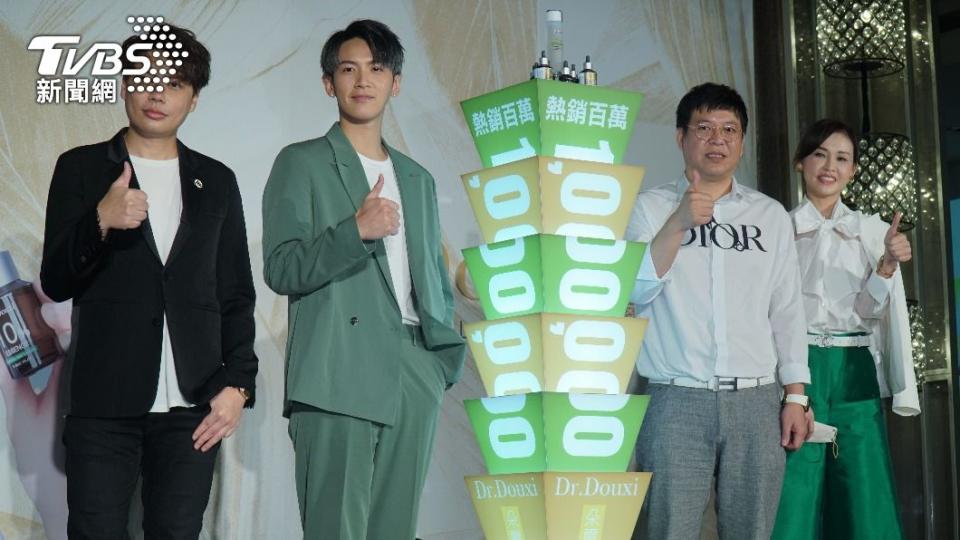 柯震東（左二）下個月將與多位前輩一同角逐金馬獎。（圖／TVBS）