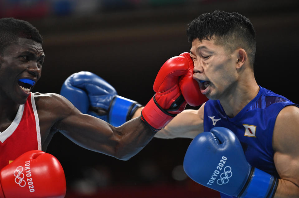 Tokyo 2020 Olympics -  Boxing - Men's Flyweight - Quarterfinal - Kokugikan Arena - Tokyo, Japan - August 3, 2021  Yuberjen Martinez Rivas of Colombia in action against Ryomei Tanaka of Japan  Pool via REUTERS/Luis Robayo