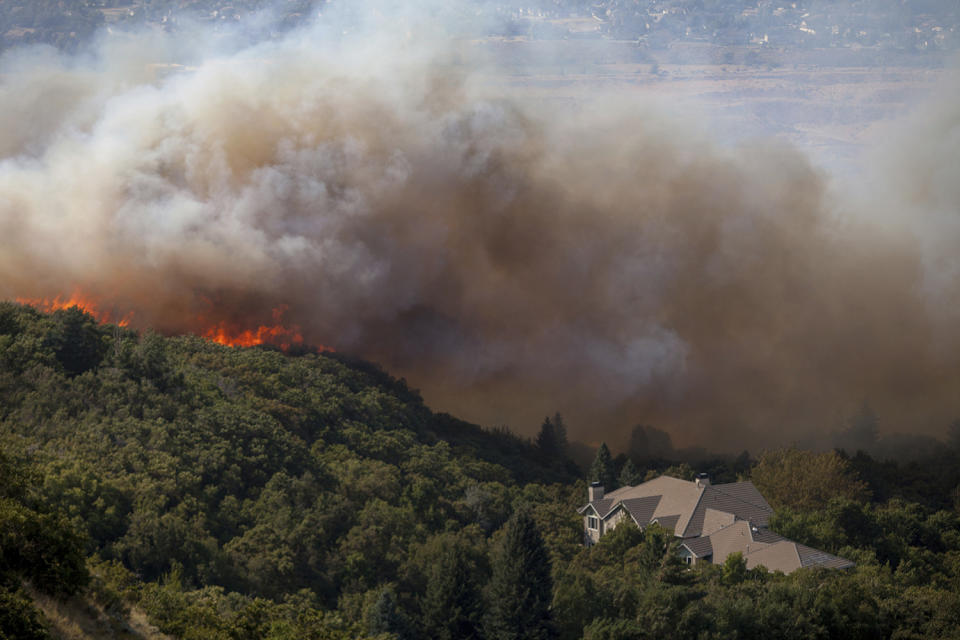 <p>A wildfire burns through residential areas near the mouth of Weber Canyon near Ogden, Utah, on Sept. 5, 2017. (Photo: Benjamin Zack/Standard-Examiner via AP) </p>