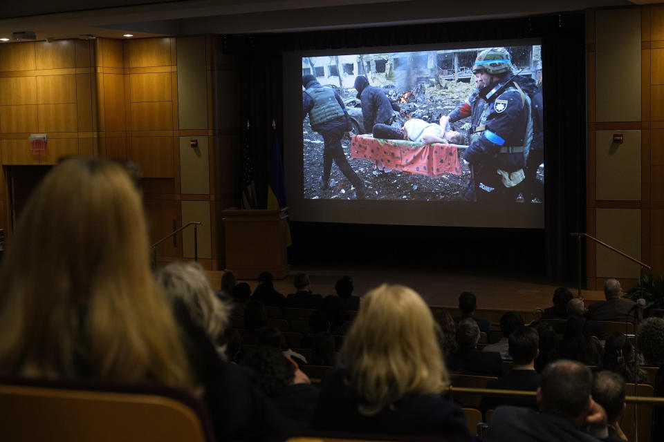 Personas miran una función de "20 Days in Mariupol" en el Departamento de Estado en Washington, el martes 27 de febrero de 2024. (Foto AP/Susan Walsh)