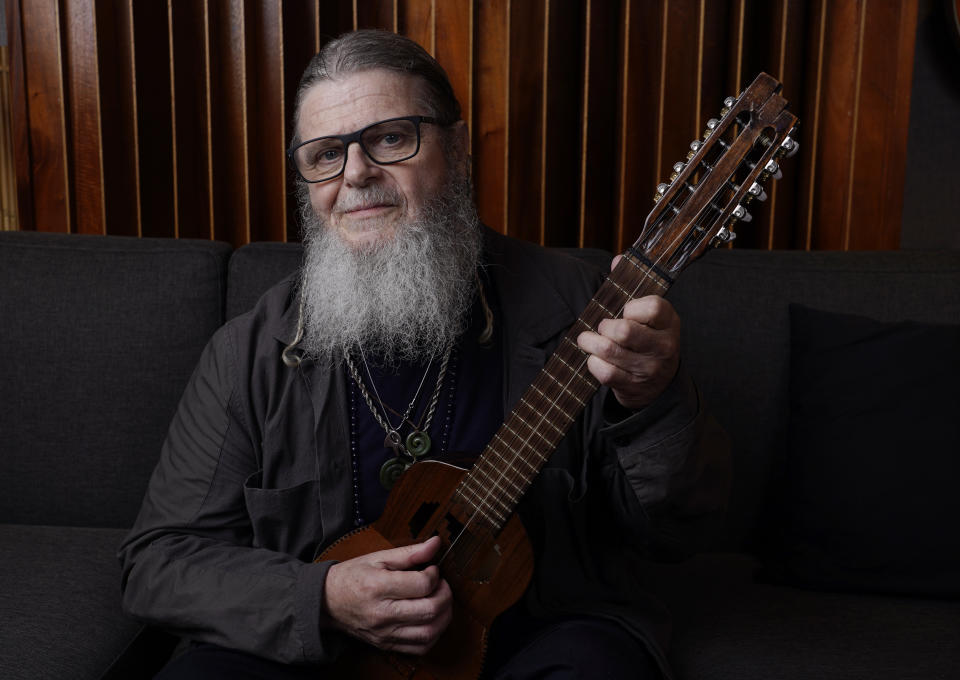 ARCHIVO - El productor y cantautor Gustavo Santaolalla, galardonado con el Premio del Consejo Directivo de La Academia Latina de la Grabación, posa para un retrato en su estudio el jueves 17 de agosto de 2023 en Los Ángeles. Santaolalla lanzó una edición remasterizada por el 25 aniversario de su álbum "Ronroco". (Foto AP/Chris Pizzello, archivo)