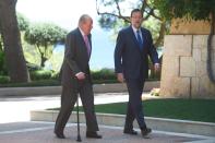 <p>El último verano de Juan Carlos como rey en Mallorca fue el de 2013, en el que, como solía hacer, recibió al entonces presidente del Gobierno (aquel año era Mariano Rajoy). Durante su reunión en Marivent vimos al monarca ayudándose de una muleta para caminar. (Foto: Carlos Alvarez / Getty Images).</p> 