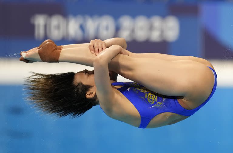 Shi Tingmao de China compite en la semifinal de trampolín de salto de 3 metros femenino en el Centro Acuático de Tokio.