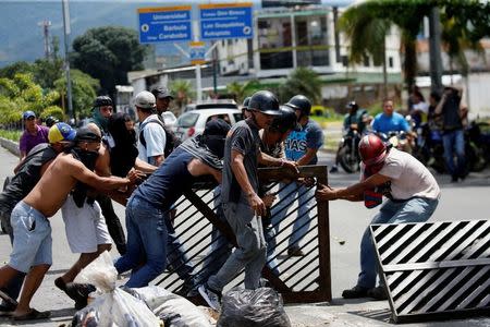 Demonstrators build barricades while rallying against Venezuela's President Nicolas Maduro's government in Valencia, Venezuela August 6, 2017. REUTERS/Andres Martinez Casares