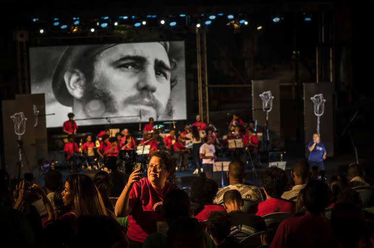 Una mujer se toma una selfie durante un evento conmemorativo del sexto aniversario de la muerte del fallecido líder cubano Fidel Castro, en la Universidad de La Habana, Cuba, el viernes 25 de noviembre de 2022.