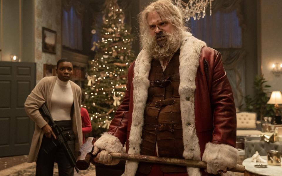 Stille Nacht, blutige Nacht: In "Violent Night" gibt "Stranger Things"-Star David Harbour einen Santa Claus, der auch mal richtig ungemütlich werden kann. (Bild: Universal Studios / Allen Fraser)