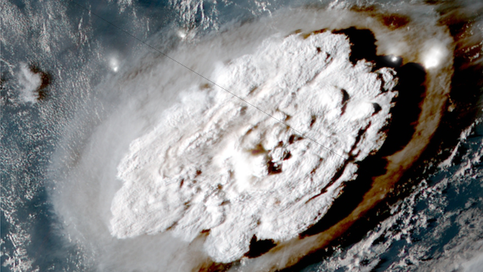 Una captura de pantalla de imágenes satelitales que muestran el momento en que la explosión atravesó la superficie del mar.