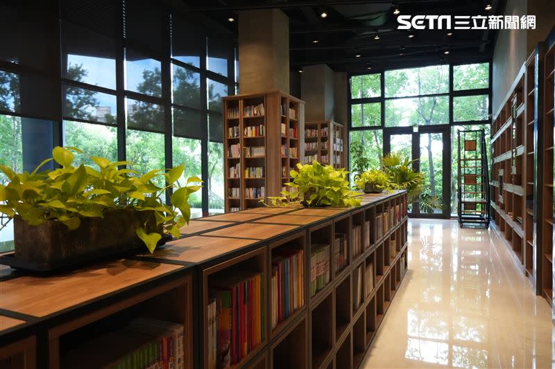 拾本書堂被譽為媲美韓國星空圖書館，四萬多本藏書全是募集而來。（圖／翻攝畫面）