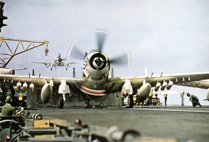 ناو هواپیمابر USS Ranger داگلاس A-1H Skyraider