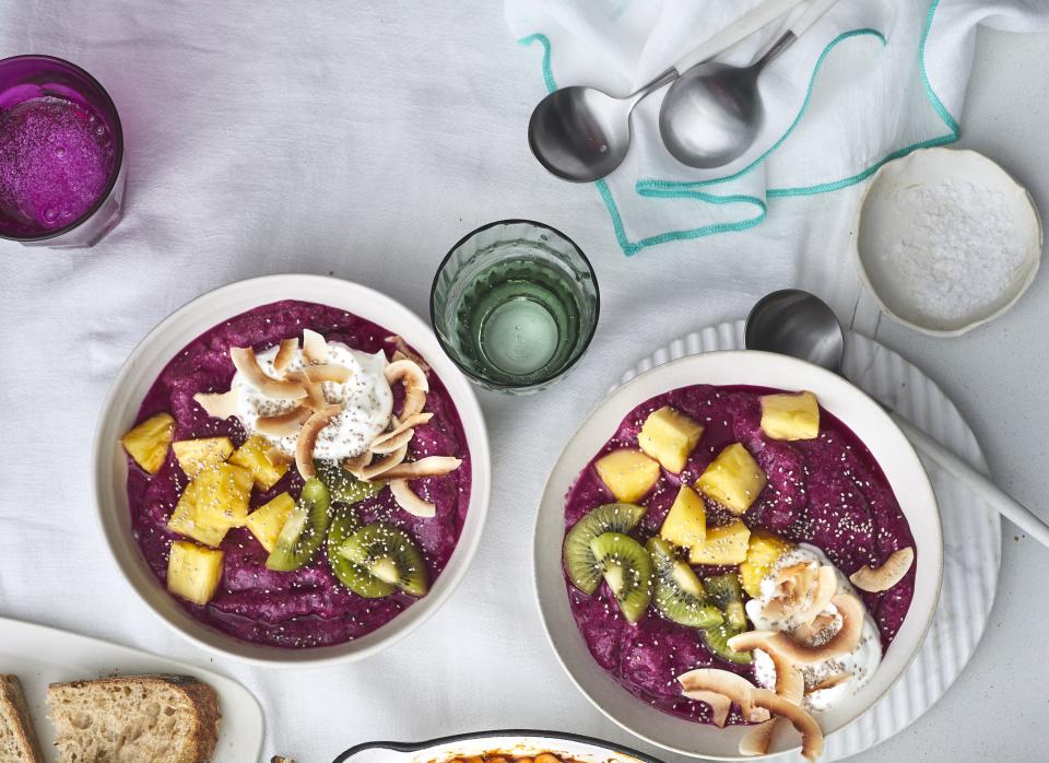 Dragon Fruit, Pineapple & Chia Smoothie Bowl