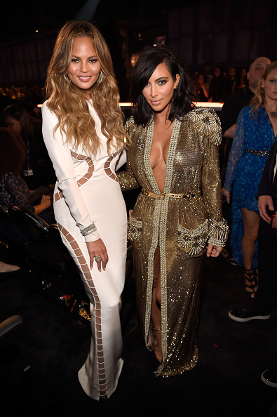 Chrissy Teigen y Kim Kardashian