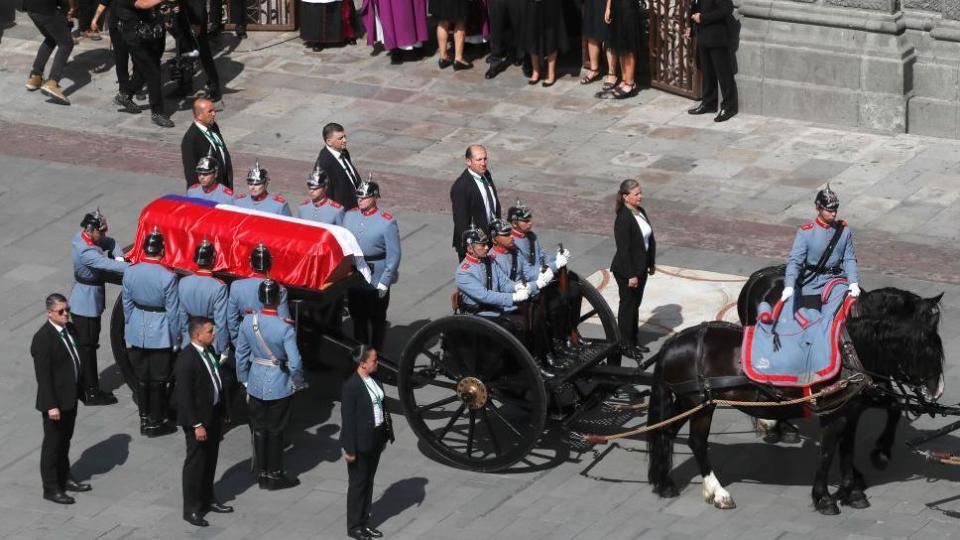 El féretro del exmandatario llegando a la Catedral del Santiago.