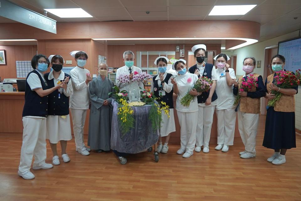 德梃師父、王志鴻副院長與護理部呂基燕副主任至感恩樓兒科病房送愛、送祝福。