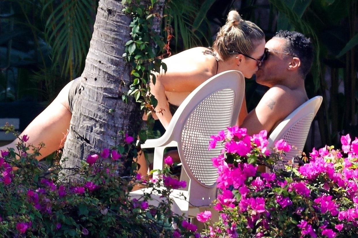 *PREMIUM-EXCLUSIVE* Jalisco, MEXICO - *EXCLUSIVE* - Happy couple Amy Robach and TJ Holmes stop to share a smooch while enjoying some quality down time by the pool in Mexico after Valentine's Day! Pictured: Amy Robach, TJ Holmes BACKGRID USA 19 FEBRUARY 2023 USA: +1 310 798 9111 / usasales@backgrid.com UK: +44 208 344 2007 / uksales@backgrid.com *UK Clients - Pictures Containing Children Please Pixelate Face Prior To Publication*