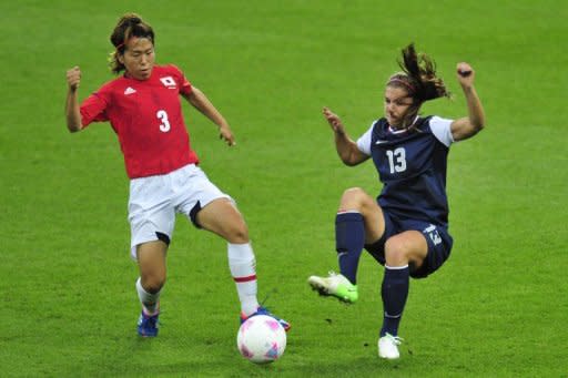 La defensa japonesa Azusa Iwashimizu (I) pelea por el balón contra la atacante de EEUU, Alex Morgan, en la final de los Juegos de Londres 2012, el 9 de agosto de 2012 en el estadio Wembley de Londres. EEUU ganó su cuarto oro olímpico. (AFP | glyn kirk)