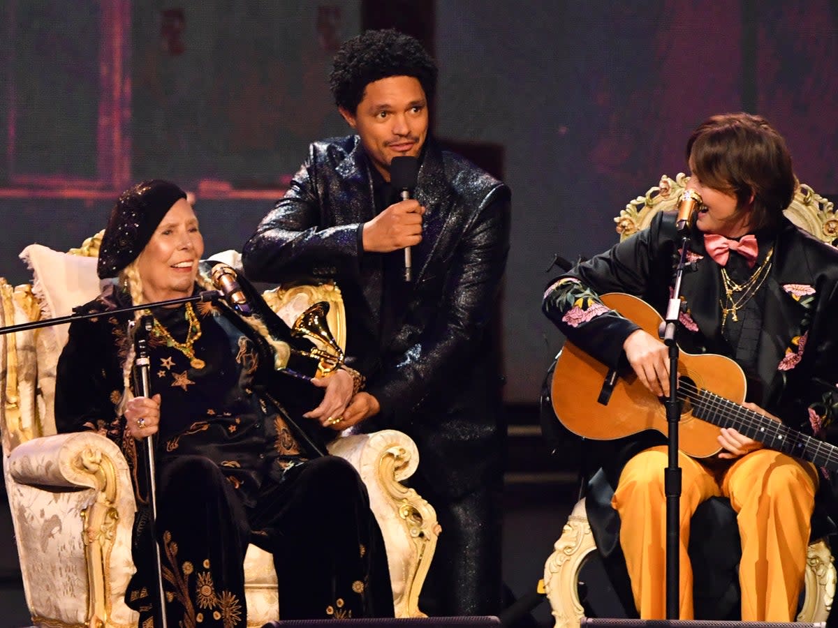 Trevor Noah with Joni Mitchell (AFP via Getty Images)