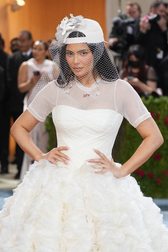 Nicht jeder wusste mit Kylie Jenners Brautkleid etwas anzufangen, und es erschien prompt auf einer hastig zusammengestellten Liste der schlechtesten Outfits des Abends...