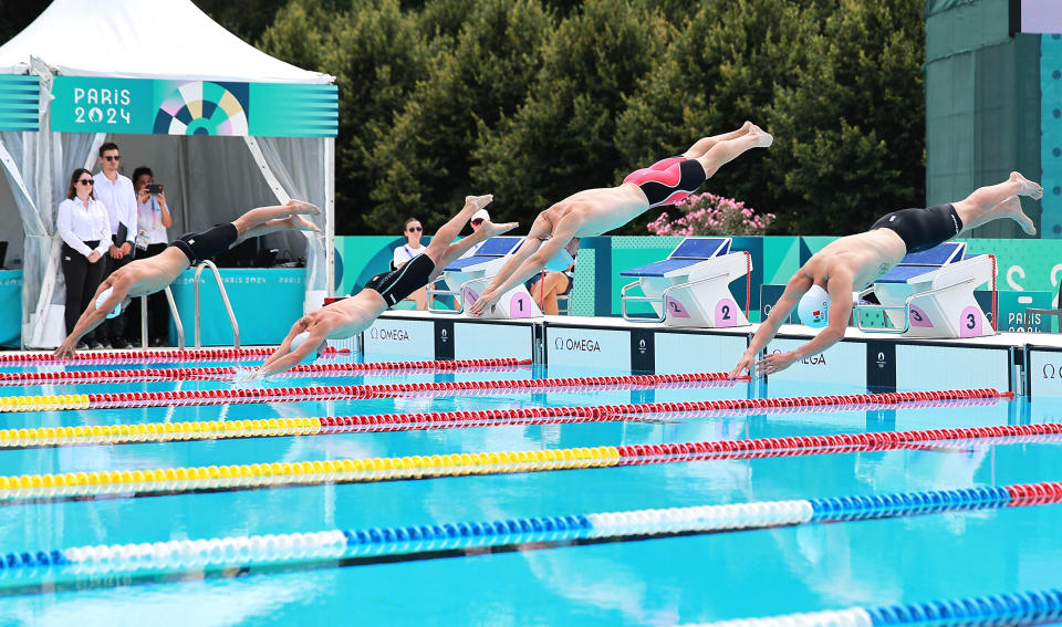 Olimpiade Paris 2024 - Pentathlon Modern - Renang Gaya Bebas 200m SF A Putra - Chateau de Versailles, Versailles, Prancis - 09 Agustus 2024. Para atlet memulai perlombaan. REUTERS/Zohra Bensemra