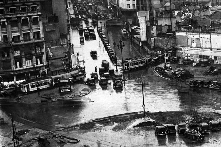 Mitad de la imagen de la Plaza de la República, el 1 de febrero de 1936, antes de la colocación del obelisco