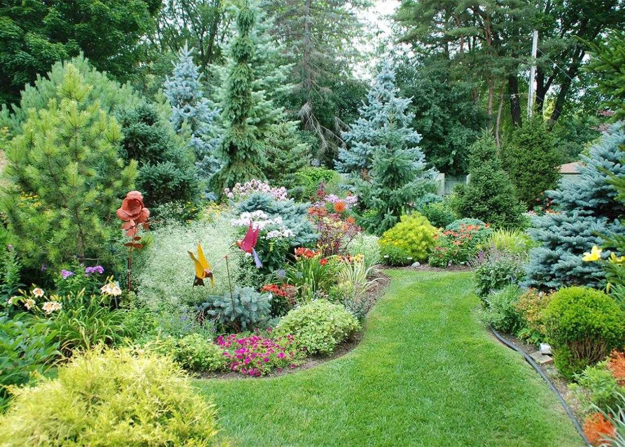 Topdressing perennial gardens improves the overall health of the garden, so the plants can thrive.