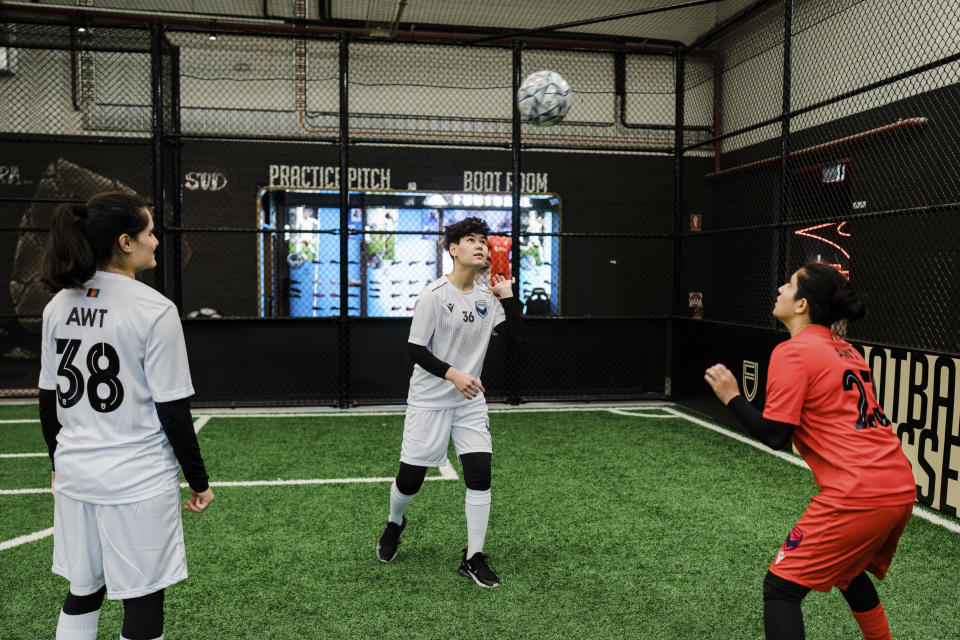 Un grupo de futbolistas afganas calientan como parte de un club de Melbourne, Australia, el 21 de abril de 2022. (Gabriela Bhaskar/The New York Times).