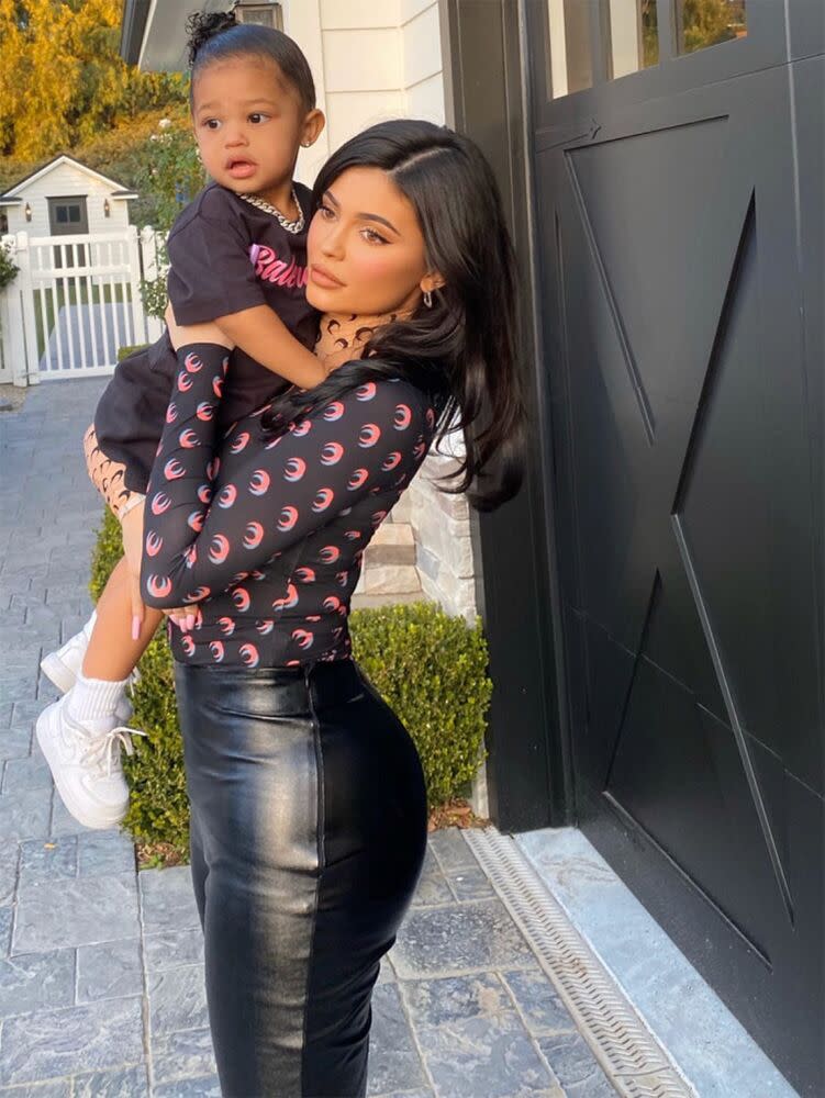 Kylie Jenner (R) and daughter Stormi