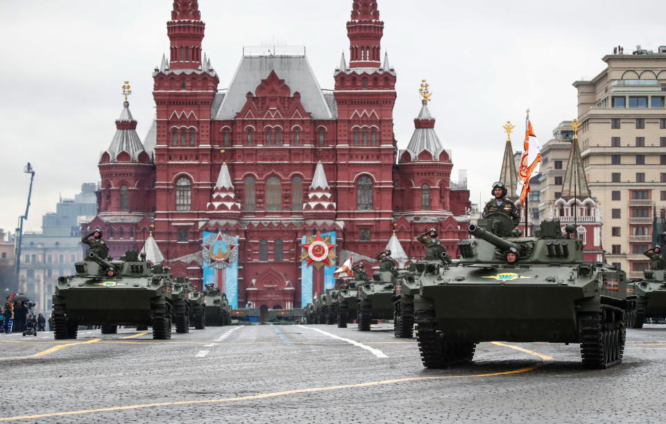 Russische Panzer rollen im vergangenen Jahr &#xfc;ber den Roten Platz bei der Milit&#xe4;rparade zum 9. Mai. 