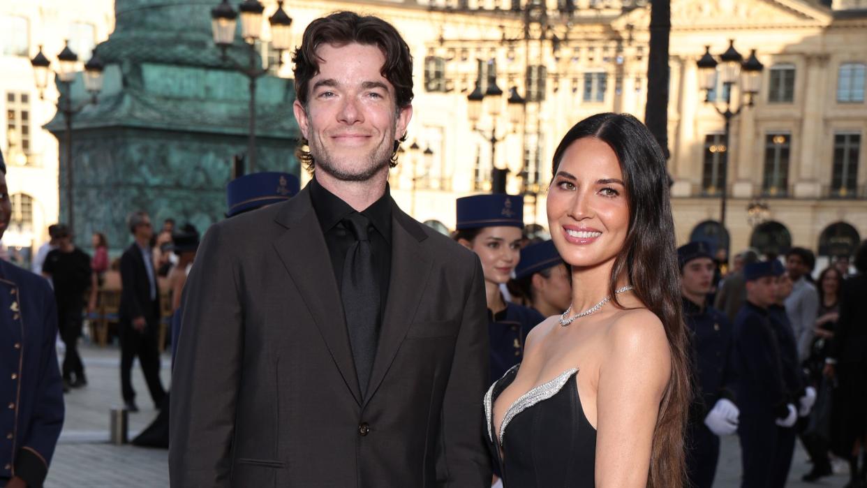 Olivia Munn y John Mulaney en París