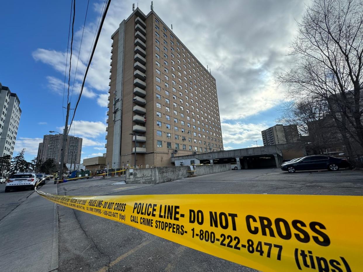 Toronto police's homicide unit is investigating the death of a person who was found with injuries at an apartment building in the city's west end after reports of a fight.  (Cristian Gomes/CBC - image credit)