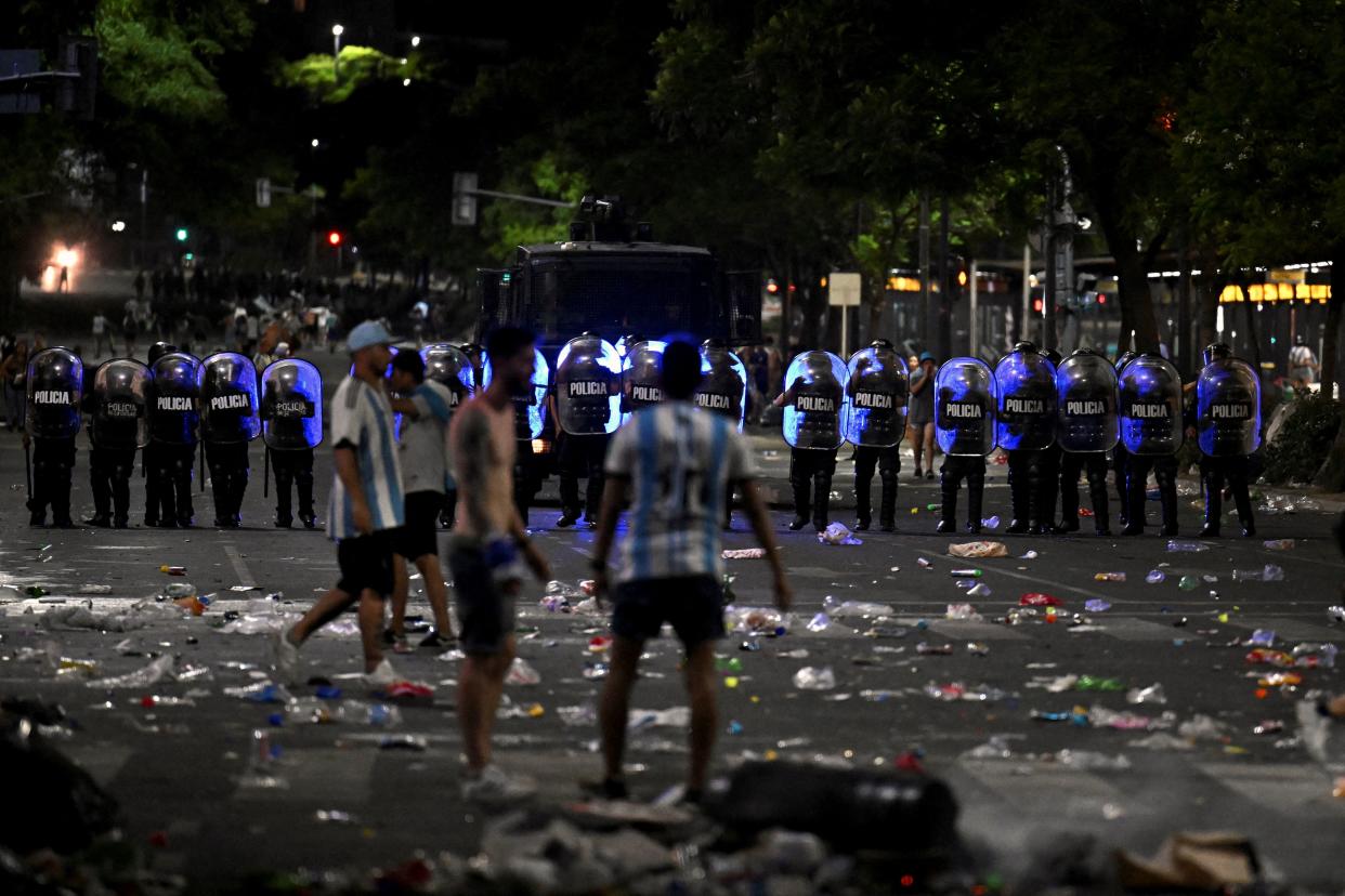 Las celebraciones de Argentina en Buenos Aires no tuvieron el mejor desenlace, hasta una impresora se robaron. (Foto: LUIS ROBAYO/AFP via Getty Images)