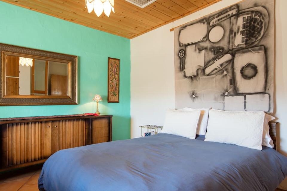 <p>Here’s one of the home’s two bedrooms. <br>(Airbnb) </p>