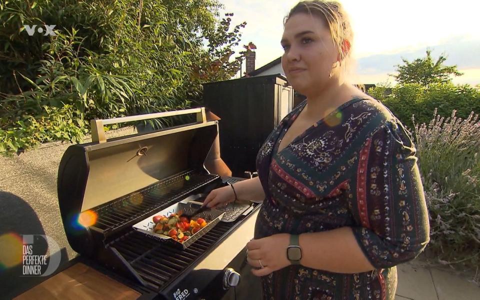 Gechillt grillt Sabrina Gemüse und Feta für die Vorspeise.
 (Bild: RTL)