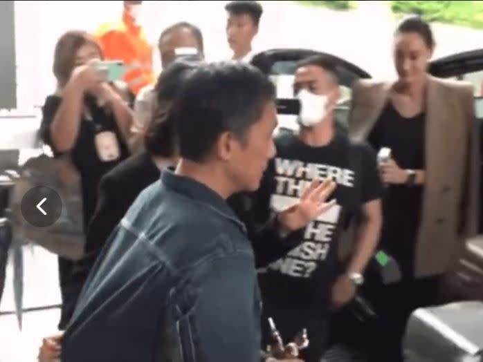 梁朝偉被劉嘉玲拉住外套正後方一角，強迫停下來讓媒體拍攝。（圖／翻攝自微博）