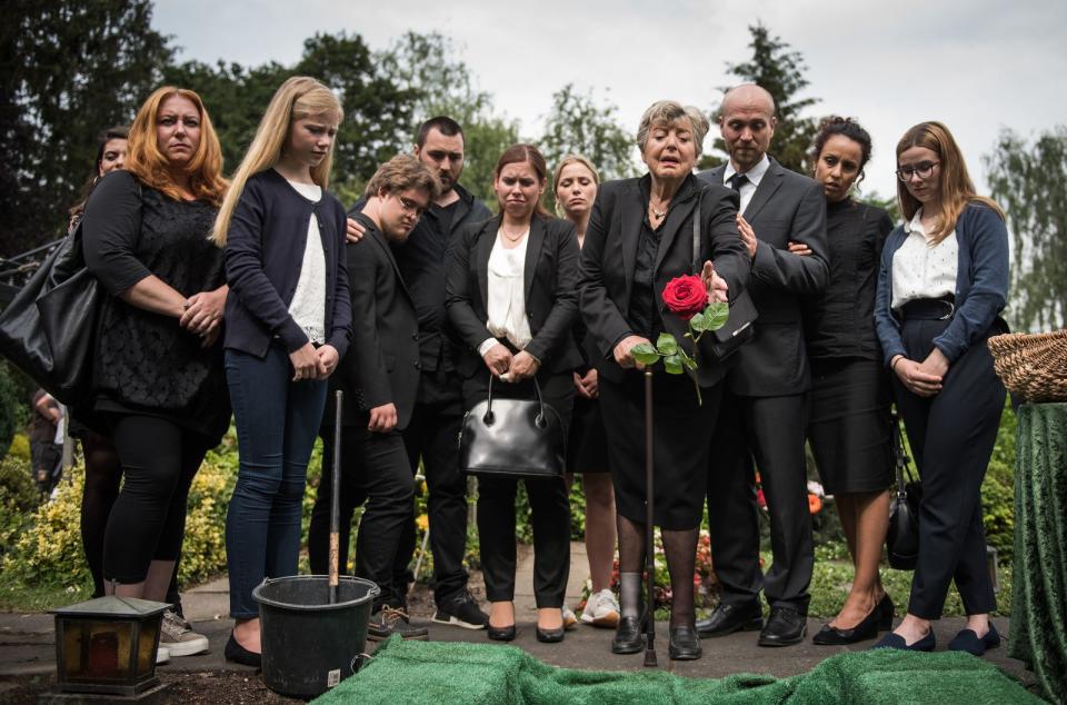 Doch es war nicht der einzige Abschied, den die "Lindensträßler" und ihre Zuschauer im Laufe der letzten 35 Jahre verkraften mussten ... (Bild: WDR / Steven Mahner)