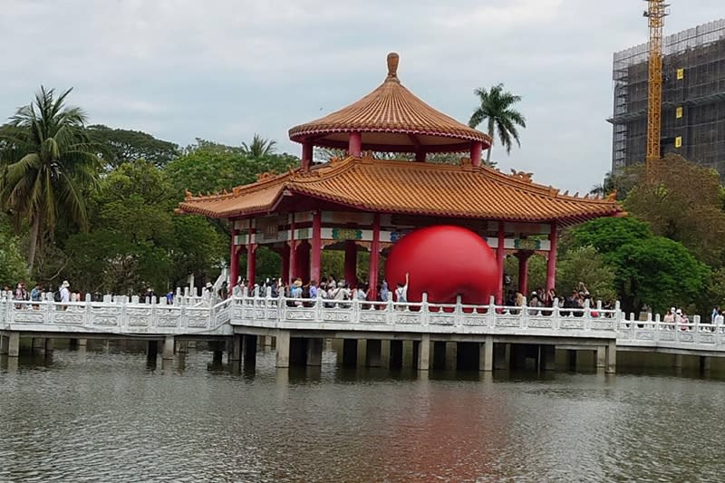 紅球台南歷史街區策展行動31日移展台南公園念慈亭，充氣完成後在南側臨湖處亮相。（中央社）
