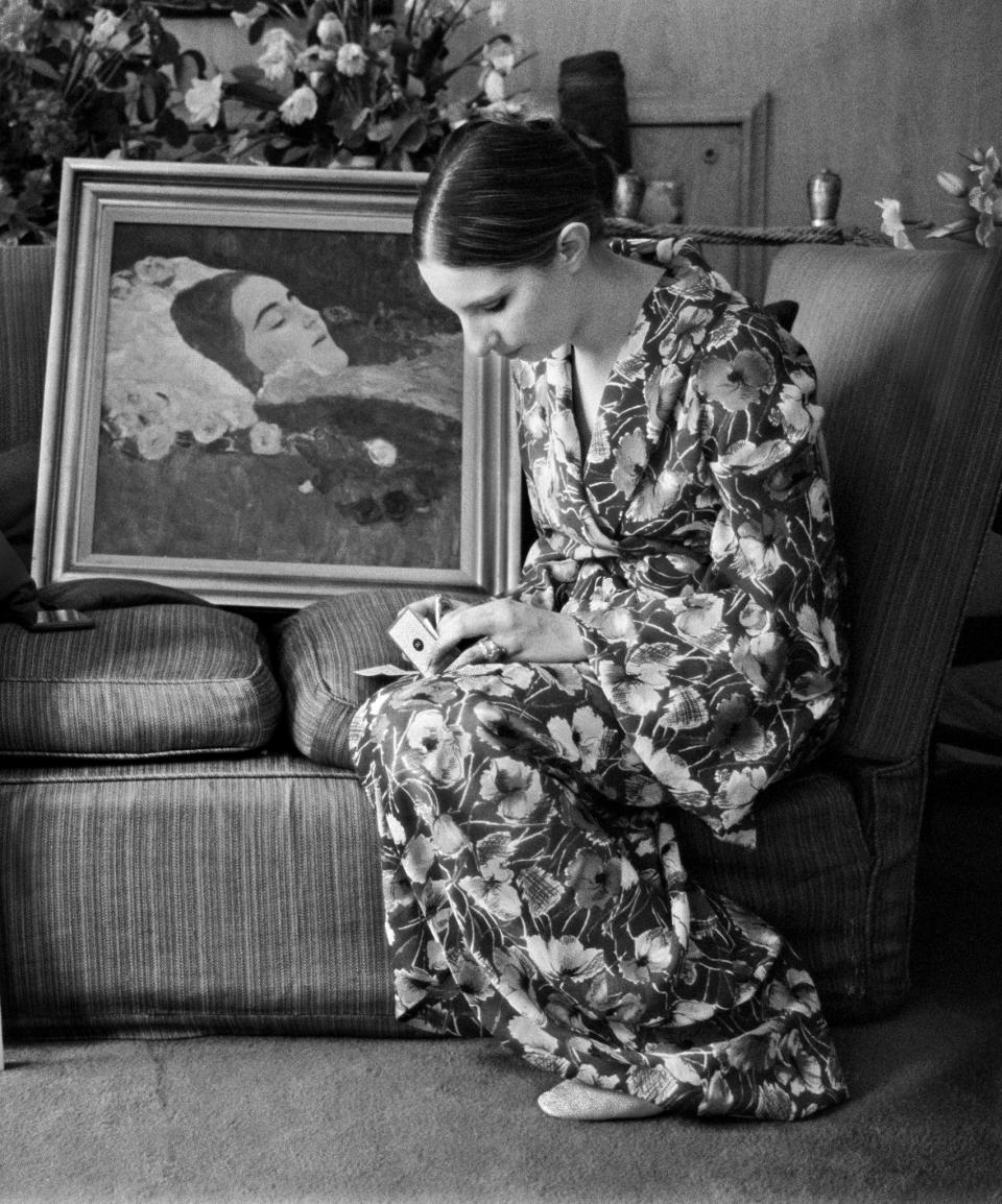 Barbra Streisand at Claridge’s signing a check for a Gustav Klimt painting. - Credit: Lawrence Schiller/Courtesy Lawrence Schiller