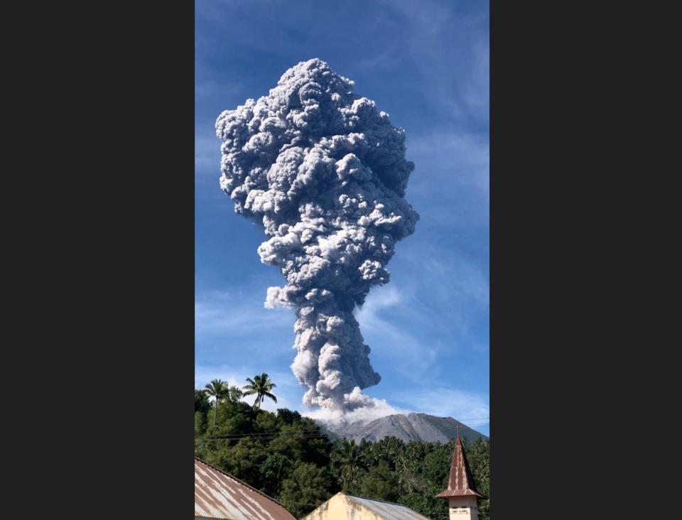 印尼東部的伊布火山（Mount Ibu）13日噴發，火山爆發的灰柱直入雲端，高度超過頂峰5公里。（Fhe Booroto/路透社）