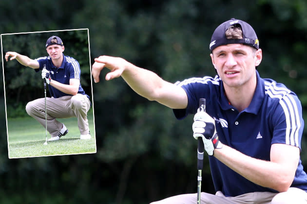 Und dann hätten wir da noch Thomas Müller, der den Rest fröhlich planschen lässt und sich jetzt erst mal ganz entspannt dem Golfsport widmet. Der 22-Jährige Bayer schwang seinen Schläger beim „Young Wings Charity Golfcup“ in der Nähe von München und zeigte, dass er scheinbar mit Bällen jeglicher Größe umgehen kann. (Bild: Getty Images)