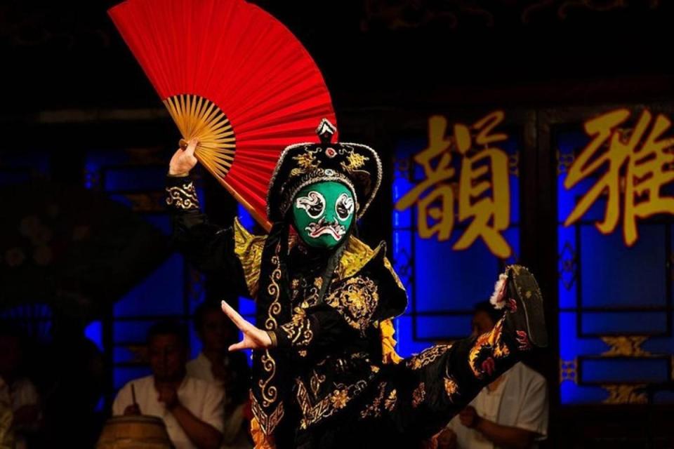 Sichuan Opera Show. (Photo: Booking.com)